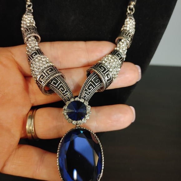 Elegant Silver and Blue Necklace - Picture 4 of 5